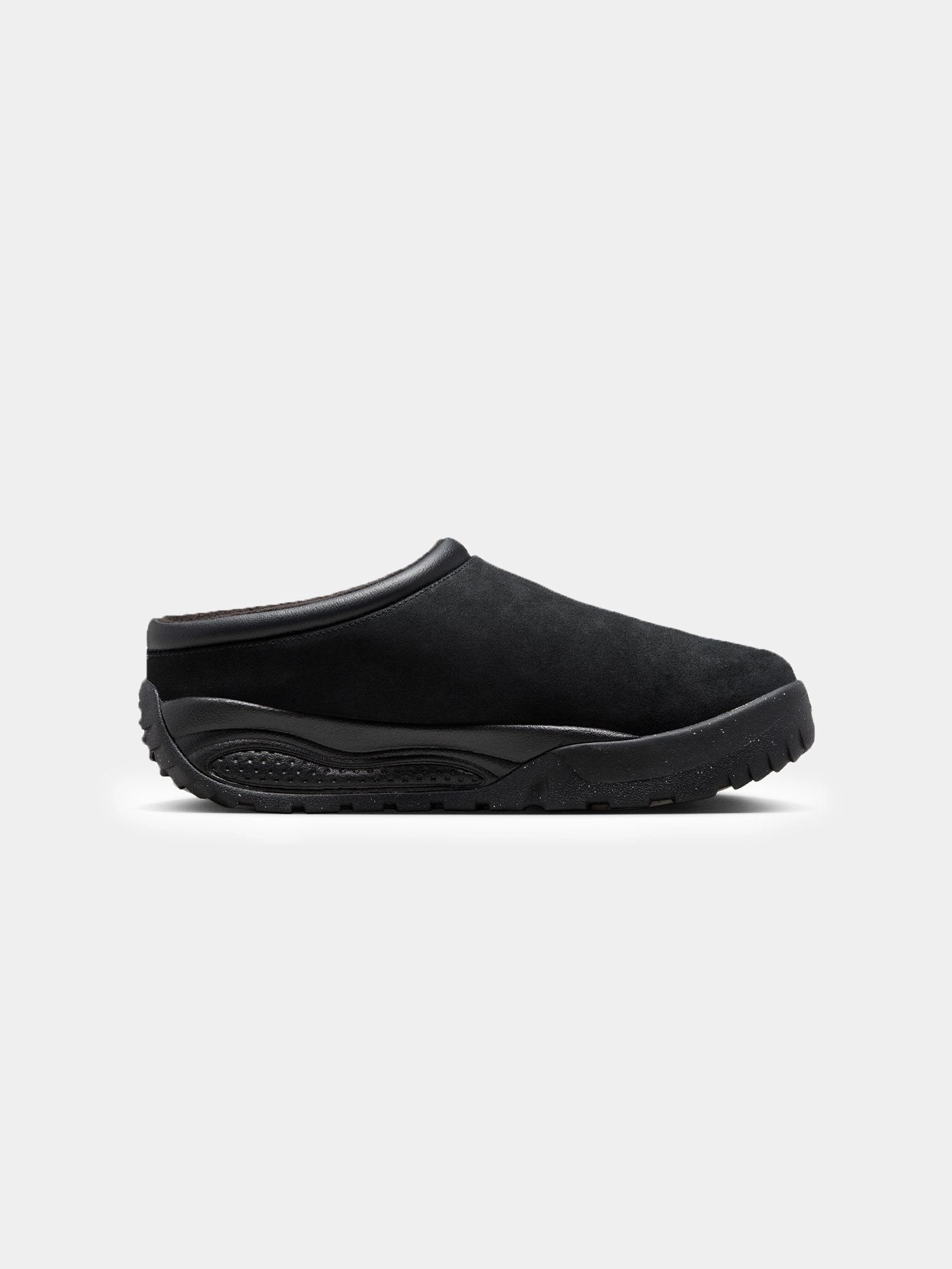 ACG Rufus "Triple Black" Valley Hike Pull Step